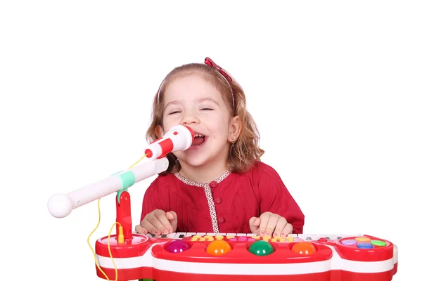 小さな女の子が歌うと音楽を再生 — ストック写真