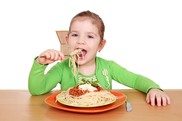 饥饿的小女孩，吃意大利面 — 图库照片