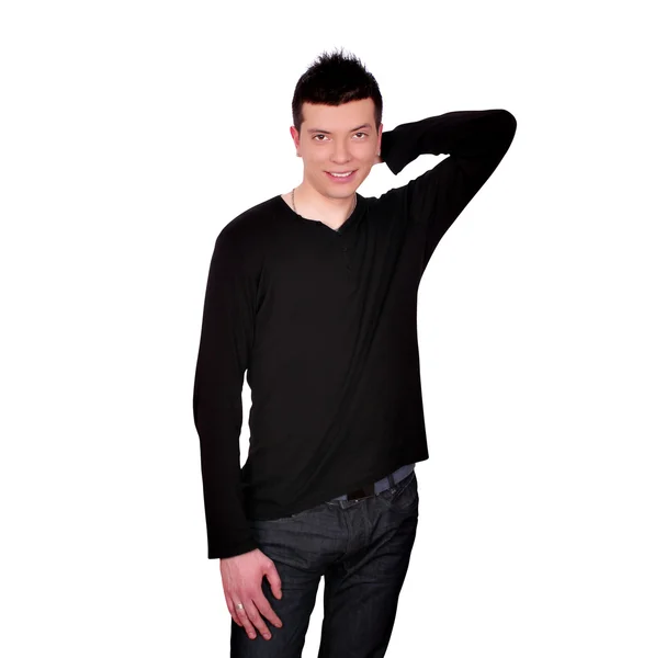 Młody człowiek w czarna koszula i jeansy pozowanie — Zdjęcie stockowe
