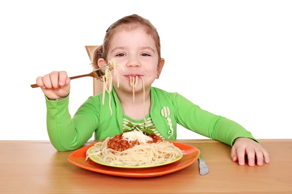 Beschmutztes kleines Mädchen isst Spaghetti Stockbild
