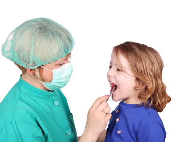 Médico feminino examina a garganta da menina — Fotografia de Stock