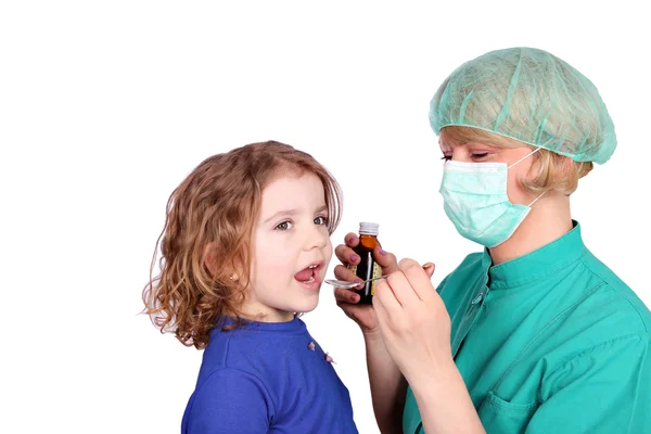 Kvinnliga läkare ger en liten flicka ett botemedel — Stockfoto