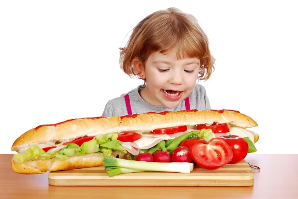 Hambrienta niña intenta comer sándwich grande —  Fotos de Stock