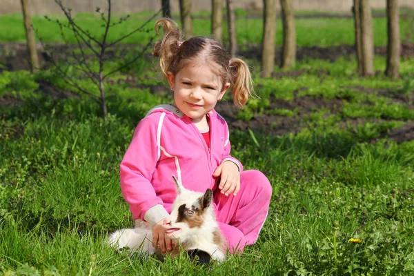 Ребенок и маленький козел — стоковое фото