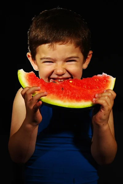 Schöner Junge isst Wassermelone — Stockfoto