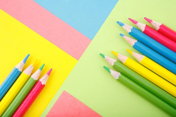 Цветная бумага с карандашами — стоковое фото