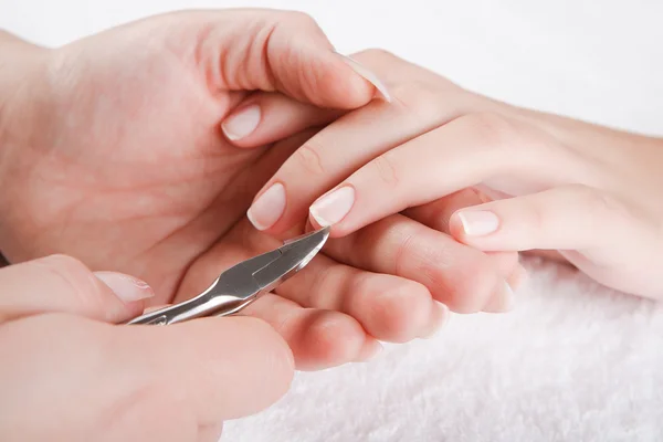 Mãos bonitas estão fazendo manicure — Fotografia de Stock
