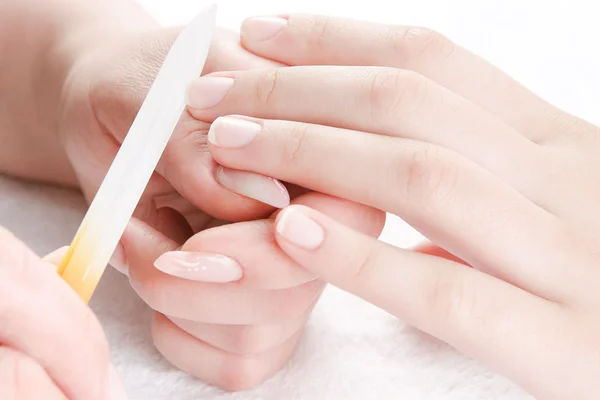 Belle mani stanno facendo manicure — Foto Stock