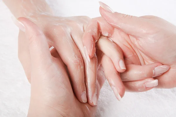 Hermosas manos están haciendo manicura —  Fotos de Stock