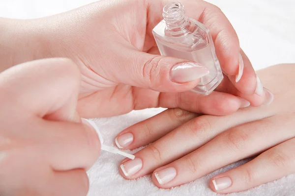 Belle mani stanno facendo manicure — Foto Stock