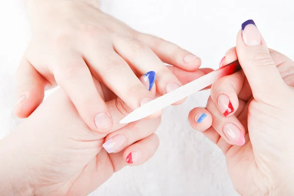Mãos Mulher Bonita Estão Fazendo Manicure Masculina — Fotografia de Stock