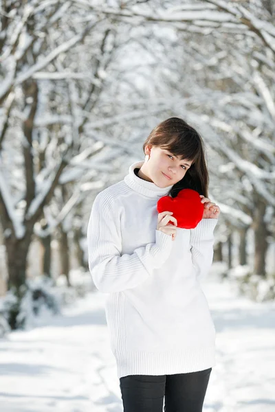 Dospívající Dívka Srdce Rukou Zimě Park — Stock fotografie