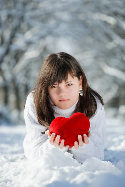 Підліток дівчина серце в руках — стокове фото