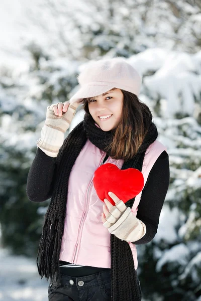 Adolescente Coração Menina Suas Mãos Parque Inverno — Fotografia de Stock