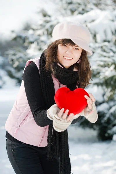 Adolescente coração menina em suas mãos — Fotografia de Stock