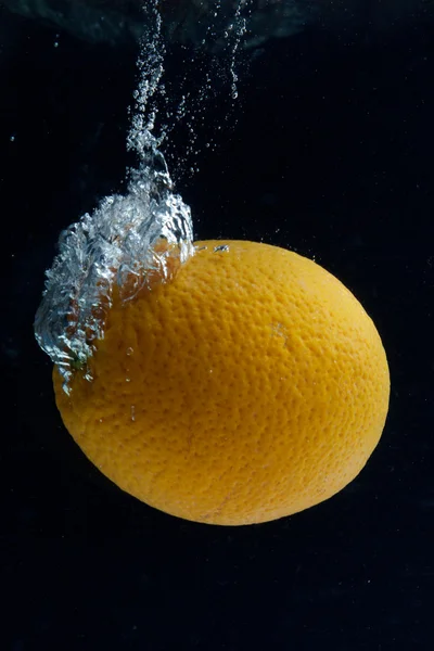 Naranja y agua salpicada — Foto de Stock
