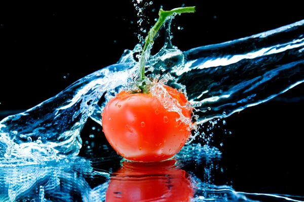 Tomate et éclaboussures d'eau — Photo
