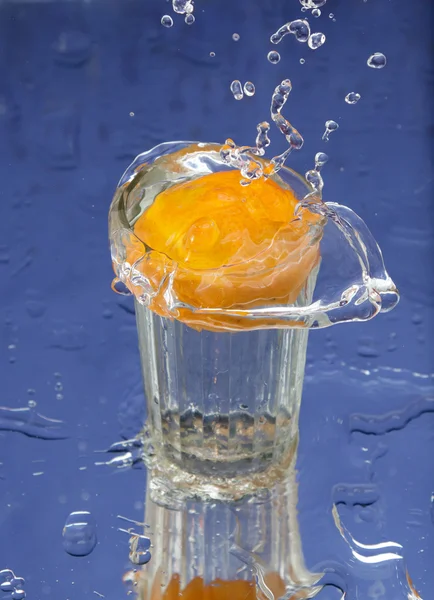 Orange Und Spritzwasser Auf Blauem Hintergrund — Stockfoto