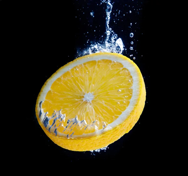 Naranja y agua salpicada — Foto de Stock