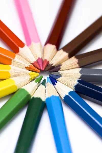 色鉛筆ホイール。分離された鉛筆. — ストック写真