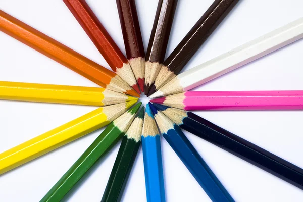 彩色的铅笔的轮子。孤立的铅笔. — 图库照片