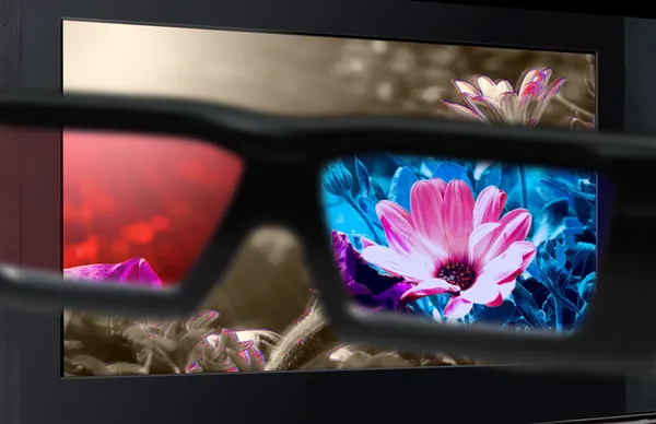 3D-Fernsehen. Brille 3d vor dem Fernseher. — Stockfoto
