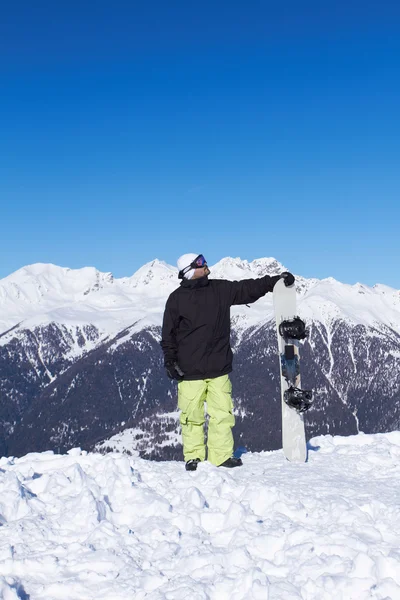 Manliga Ensam Snowboardåkare Står Nära Klippan — Stockfoto
