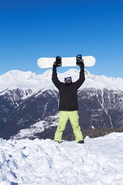 Snowboardåkare i Dolomiterna — Stockfoto