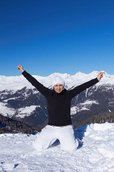 Glad Vacker Flicka Poserar Snöiga Utomhus — Stockfoto