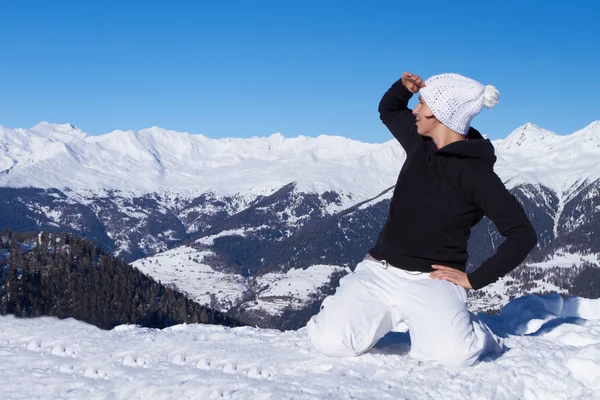 Snowboarder femminile nelle Dolomiti — Foto Stock