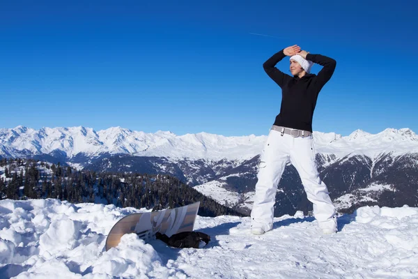 Θηλυκό Snowboarder Στέκεται Πάνω Από Γκρεμό Δολομίτες — Φωτογραφία Αρχείου