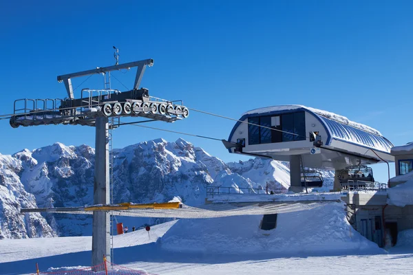 ドロミティ アルプスの冬のスキー場のリフト — ストック写真