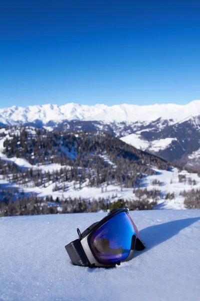 Snowboardbrille Auf Schnee Mit Hochgebirgspanorama — Stockfoto