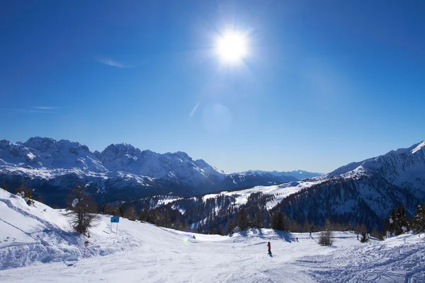 在意大利多洛米蒂山滑雪场的视图 — 图库照片