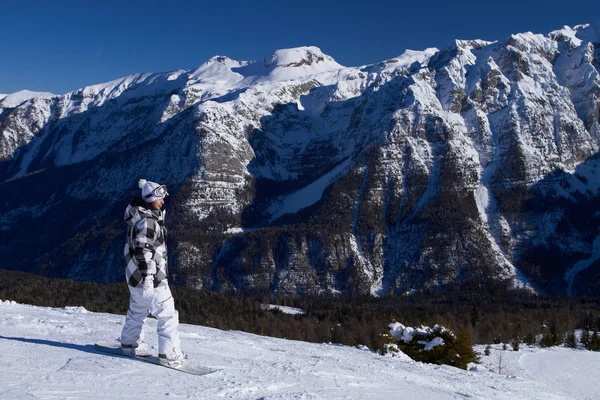 Snowboarder femenino en Dolomitas — Foto de Stock