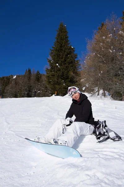 Жіночий сноубордист у регіоні Доломітові Альпи — стокове фото