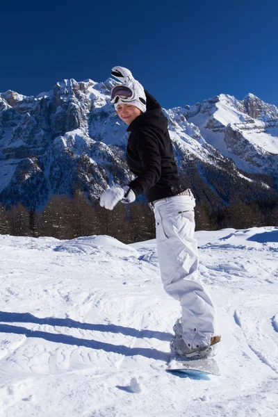 女性滑雪板在多洛米蒂山 — 图库照片