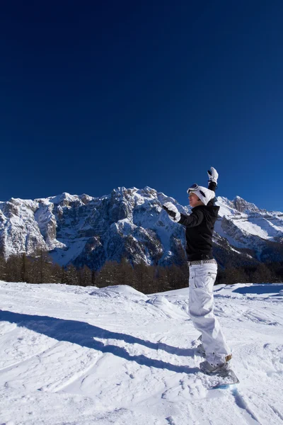 Kvinnliga snowboardåkare i Dolomiterna — Stockfoto