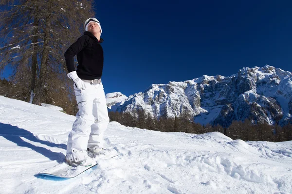 Snowboarder femminile nelle Dolomiti — Foto Stock