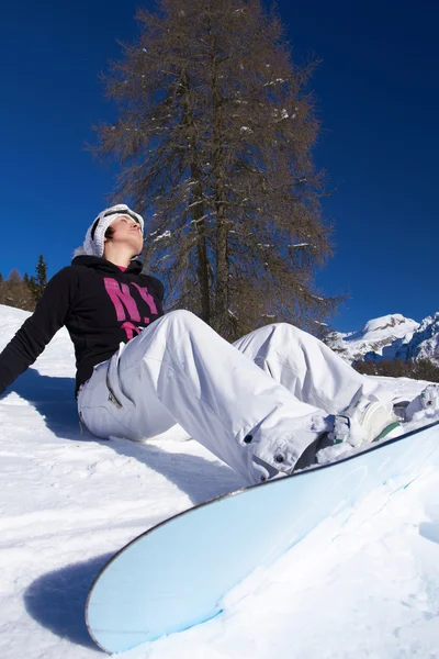 Gril Bonito Com Snowboard Está Tomando Banho Sol Neve — Fotografia de Stock