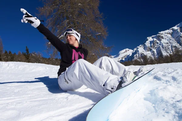 Kvinnliga snowboardåkare i Dolomiterna — Stockfoto