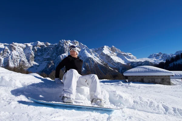 Glückliches Mädchen Mit Snowboard Auf Schnee Liegend — Stockfoto