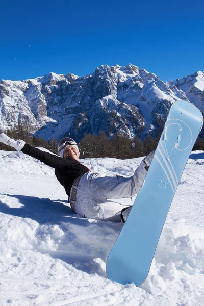Kobieta snowboardzista w Dolomitach — Zdjęcie stockowe