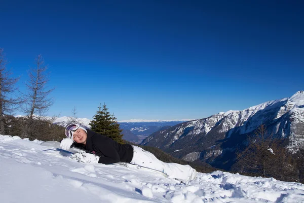 Snowboarder feminino em Dolomitas — Fotografia de Stock