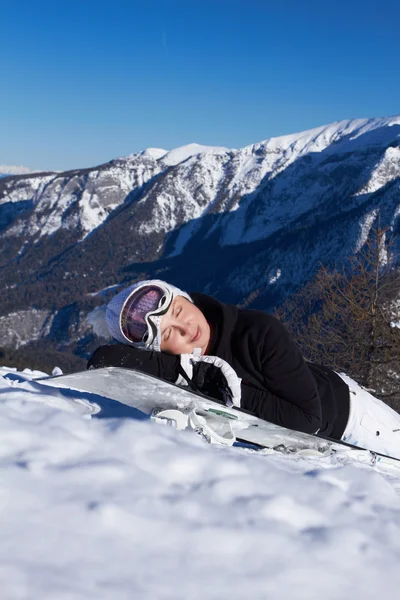 Сноубордистка в Доломитовых Альпах — стоковое фото