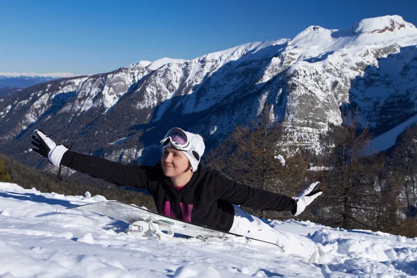 Giovane Snowboarder Sta Divertendo Sullo Snowboard — Foto Stock