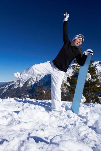 Menina Segurando Snowboard Topo Montanha Fundo Céu Azul — Fotografia de Stock