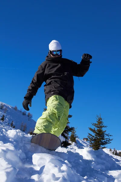 Sportieve Snowboarder Rijden Sneeuw Hoge Bergen — Stockfoto