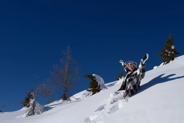 Kobieta snowboardzista w Dolomitach — Zdjęcie stockowe
