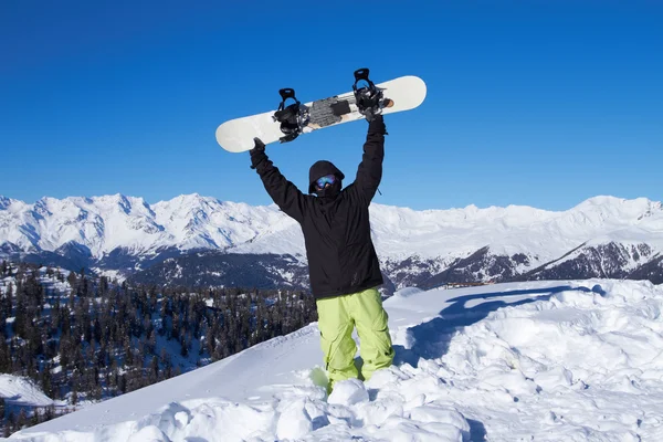 Snowboarder Segurando Seu Snowboard Sobre Cabeça — Fotografia de Stock
